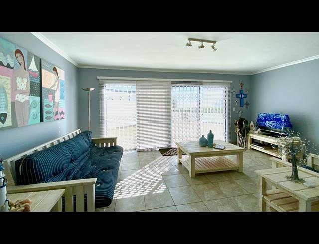 6 BEDROOM HOUSE FOR SALE IN DWARSKERSBOS